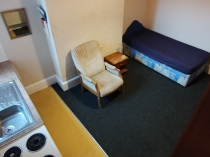 Bedsit with kitchen unit, Queens Rd (21-2)